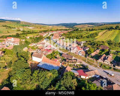 Village Saxon traditionnel Crit - Kreuz (Detschkrets) en Transylvanie, Roumanie vue aérienne Banque D'Images
