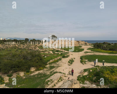 Vue sur l'objet de fouilles ancienne ville romaine ruines de Salamis Famagouste République turque de Chypre du Nord haut de théâtre et au-delà de la Mer Méditerranée Banque D'Images