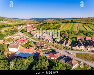 Village Saxon traditionnel Crit - Kreuz (Detschkrets) en Transylvanie, Roumanie vue aérienne Banque D'Images