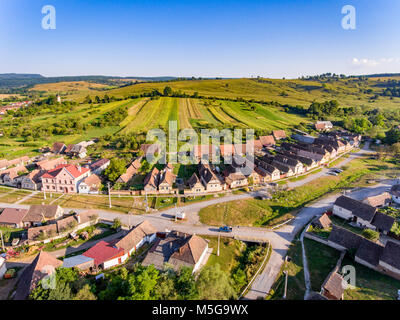 Village Saxon traditionnel Crit - Kreuz (Detschkrets) en Transylvanie, Roumanie vue aérienne Banque D'Images