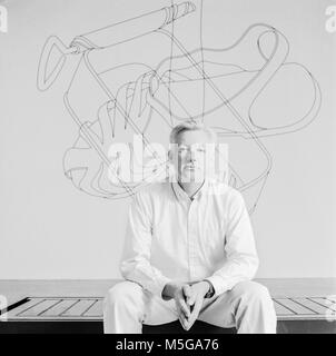 Michael Craig-Martin est né à Dublin en Irlande en 1941. Il a grandi et a fait ses études aux États-Unis, à étudier les beaux-arts à la Yale School of Art and Architecture. Il a vécu et travaillé en Grande-Bretagne depuis 1966, l'archivage photo faite le 6 novembre 1989 à la Whitechapel Gallery Banque D'Images