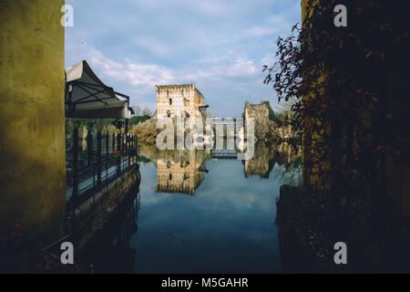 Borghetto sul Mincio est l'un des plus beaux villages d'Italie, l'un de ces lieux qui semblent irréels. Parfaite pour une escapade romantique. Banque D'Images