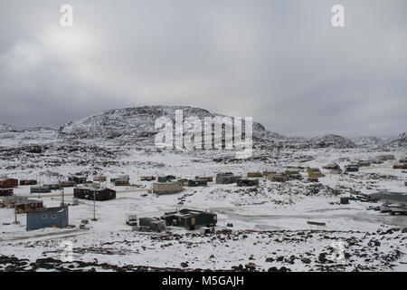 Voir de Cape Dorset (Nunavut Kinngait) avec une couche de neige au sol, une communauté inuit du nord dans l'Arctique canadien Banque D'Images
