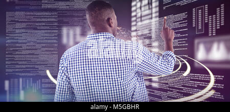 Image composite de l'homme appuyé sur un écran virtuel invisible Banque D'Images