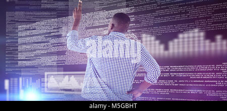 Image composite de l'homme appuyé sur un écran virtuel invisible Banque D'Images