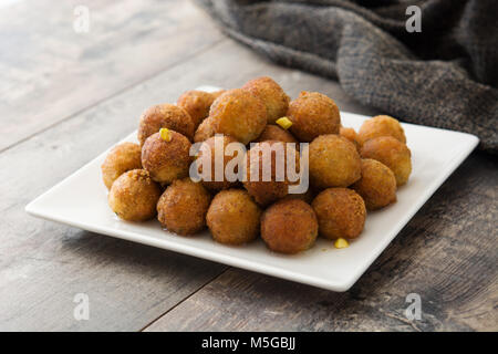 Jamun Gulab sur table en bois. Dessert traditionnel indien. Banque D'Images