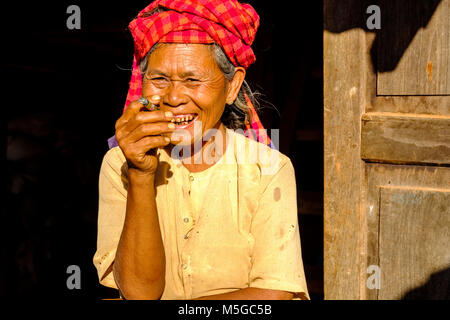 Portrait d'une femme qui fume un Cheerot agriculteurs, un cigare, dans un village dans les collines de la région tribale Banque D'Images