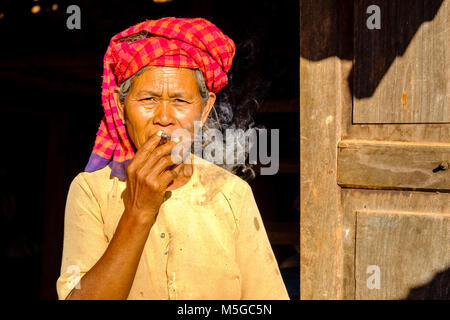 Portrait d'une femme qui fume un Cheerot agriculteurs, un cigare, dans un village dans les collines de la région tribale Banque D'Images