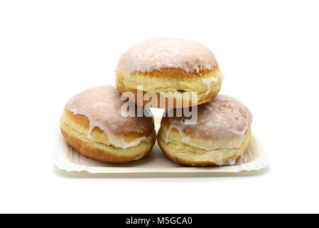 Pâtisserie traditionnelle allemande Berliner donut sur blanc fond isolé. Banque D'Images