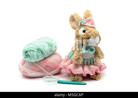 Lapin de Pâques fille avec des vêtements et un chapeau au crochet blanc sur fond isolé. Banque D'Images