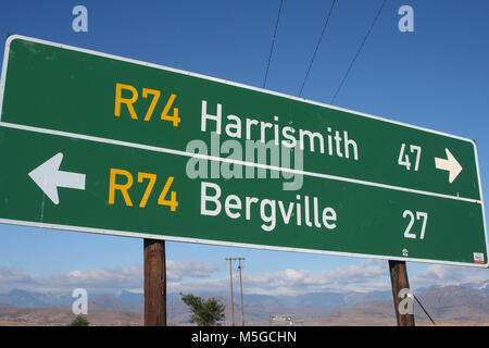 Panneau routier affiche R74 à R74 et Harrismith à Bergville, Drakensburg, Afrique du Sud Banque D'Images