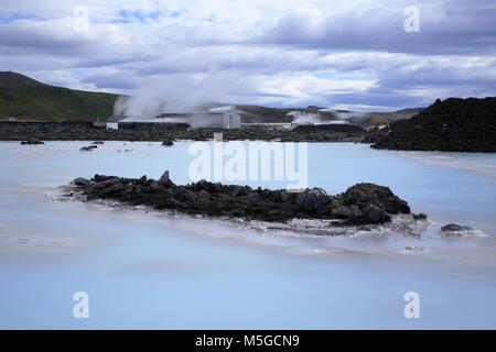 Le Blue Lagoon geothermal power plant Svartsengi piscine avec en arrière-plan. Grindavik. Péninsule de Reykjanes. près de Reykjavik en Islande. Banque D'Images