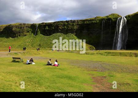 Visiteurs en face de la cascade de Seljalandsfoss.région du Sud.L'Islande Banque D'Images