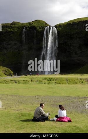 Visiteurs en face de la cascade de Seljalandsfoss.région du Sud.L'Islande Banque D'Images
