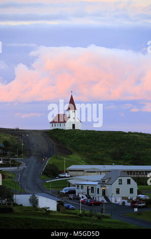 Eglise de Vik avec village ci-dessous.Région du Sud.L'Islande Banque D'Images