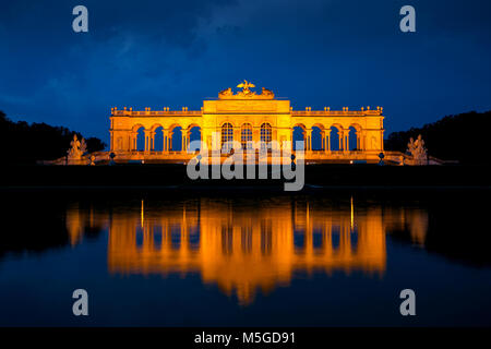 Vienne, Autriche, pavillon Gloriette dans le jardin du palais de Schönbrunn Banque D'Images