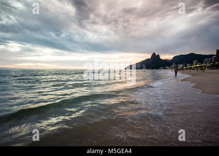 La plage d'Ipanema pendant le coucher du soleil, d'une exposition longue, stormy skies Banque D'Images