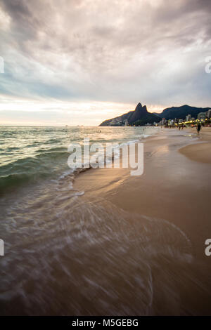 La plage d'Ipanema pendant le coucher du soleil, d'une exposition longue, stormy skies Banque D'Images