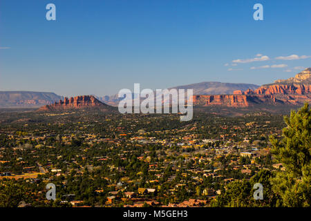 Vallée de l'Arizona avec le Red Rock montagnes en arrière-plan Banque D'Images