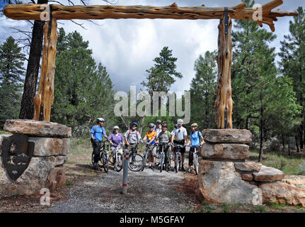 Grand Canyon Nat Park Tusayan Greenway entrée de cérémonie parc vélo participants après la dédicace de l'Tusayan Greenway et nouveau stationnement, 13 septembre 2012. Le Parc National du Grand Canyon a récemment célébré l'achèvement de trois nouvelles installations du parc destiné à promouvoir une saine activité de plein air dans le parc et d'accroître l'accès des visiteurs à la rive Sud par d'autres moyens que l'automobile. La célébration a commencé avec une cérémonie d'inauguration d'une nouvelle aire de stationnement situé sur des terres de la Forêt Nationale de Kaibab juste au nord de la communauté de passerelle Tusayan, Arizona. L'aire de stationnement 10 Banque D'Images