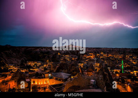 La foudre au-dessus de la ville de Göreme, en Cappadoce en Turquie. Ciel nocturne spectaculaire, tempête. Banque D'Images