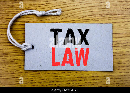 La légende de texte écrit conceptuel montrant le droit fiscal. Concept d'imposition de taxes règle écrite sur l'étiquette de prix du papier avec copie espace sur vi en bois Banque D'Images
