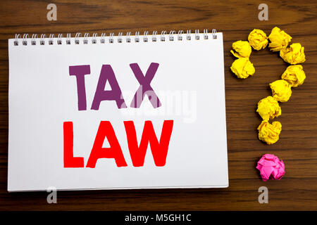 Par contre l'écriture conceptuelle d'inspiration légende montrant le droit fiscal. Concept d'imposition de taxes règle écrite sur le bloc-notes sur le sol en bois backgroun Banque D'Images