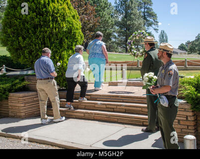 Juin , Wrea dépôt - citoyens, Flagstaff cimetière Les membres de la famille sur place à Gandy roses sur le monument commémoratif de la TWA au cours d'une cérémonie de dépôt de gerbes au cimetière des citoyens, Flagstaff, AZ. Banque D'Images