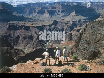 Kaibab Trail sou - Grand Canyon NP Point de Vue squelette squelette Point, 3 km / 4,7 km sur la piste Kaibab sud, sur le dessus de la formation de redwall à une altitude de 5 200 ft. / 1 591 m. C'est la première vue du Colorado River sur la piste sud Kaibab. Watch pour le squelette Point trail signe par la deuxième rampe d'attelage situé après le parcours plat (Flat) Mormon lacets plus continuer au-delà de l'accrochage rail. Pas d'eau. N'allez pas au-delà de ce point comme une journée de randonnée. Note : pas d'eau le long sentier. Le sentier Kaibab Sud offre une vue magnifique tout au long du sentier qui le rend très facile de l Banque D'Images