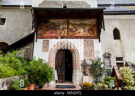 Vues de l'église paroissiale catholique de l'Assomption à Hallstatt, partie d'Dachstein-Salzkammergut paysage culturel, un site du patrimoine mondial en Austr Banque D'Images