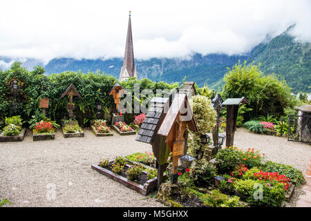 Tombes en bois traditionnel et de tombes dans le cimetière catholique à Hallstatt, partie d'Dachstein-Salzkammergut paysage culturel, patrimoine mondial de l'i Banque D'Images