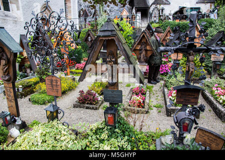 Tombes en bois traditionnel et de tombes dans le cimetière catholique à Hallstatt, partie d'Dachstein-Salzkammergut paysage culturel, patrimoine mondial de l'i Banque D'Images