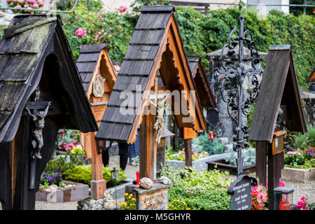 Tombes en bois traditionnel et de tombes dans le cimetière catholique à Hallstatt, partie d'Dachstein-Salzkammergut paysage culturel, patrimoine mondial de l'i Banque D'Images