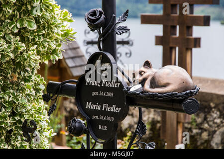 Métallique traditionnel avec un coin nuit grave chat dans le cimetière catholique à Hallstatt, partie d'Dachstein-Salzkammergut paysage culturel, un monde Heri Banque D'Images