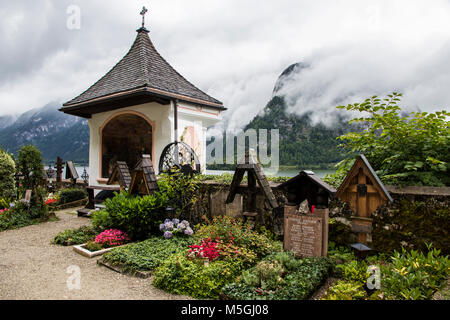 Tombes en bois traditionnel et de tombes dans le cimetière catholique à Hallstatt, partie d'Dachstein-Salzkammergut paysage culturel, patrimoine mondial de l'i Banque D'Images