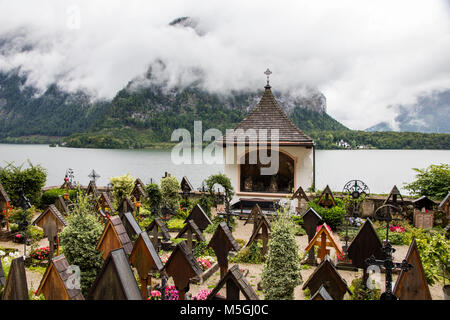 Tombes en bois traditionnel et de tombes dans le cimetière catholique à Hallstatt, partie d'Dachstein-Salzkammergut paysage culturel, patrimoine mondial de l'i Banque D'Images