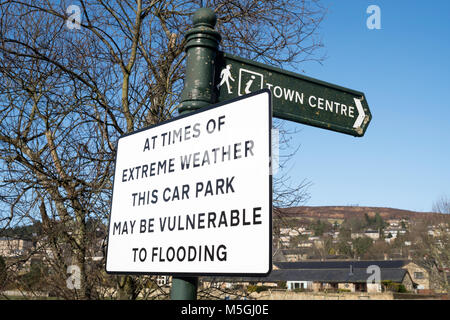 Panneau d'avertissement d'inondation du parking à Rothbury, Northumberland, England, UK Banque D'Images