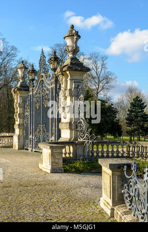 La majestueuse porte d'entrée principale de l'Noisiel parc public, dans la banlieue est de Paris, est fait d'une grille en fer forgé richement décorées entre t Banque D'Images