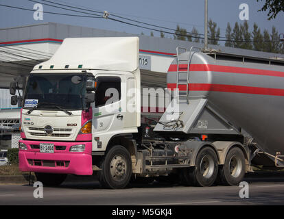 CHIANG MAI, THAÏLANDE - 19 janvier 2018 : camion de ciment de la société Thanachai. Photo no 121 à environ 8 km du centre-ville de Chiang Mai, Thaïlande. Banque D'Images