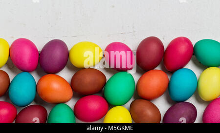 Multi-couleur des oeufs de Pâques. Focus sélectif. Banque D'Images