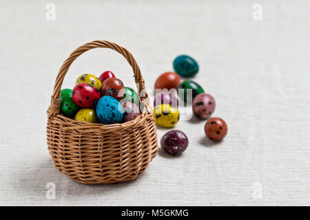 Multi-couleur des oeufs de Pâques. Focus sélectif. Banque D'Images