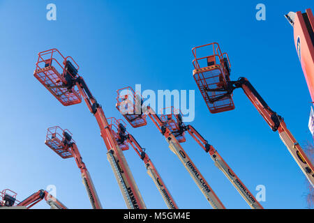 HENGELO, Pays-Bas - le 21 janvier 2017 : diverses plates-formes élévatrices à ciseaux mobile pour louer contre un ciel bleu Banque D'Images