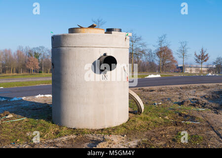 Grand égout en béton sur un chantier de logements Banque D'Images