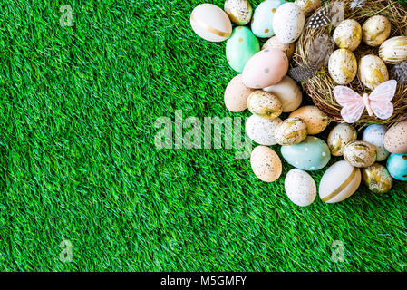 Joyeuses Pâques en plongée des comme flatlay avec rétro coloré des œufs de Pâques, de l'herbe, papillon et nid de Pâques Banque D'Images