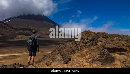 Traversée de Tongariro en Nouvelle-Zélande sur le mont doom. Banque D'Images