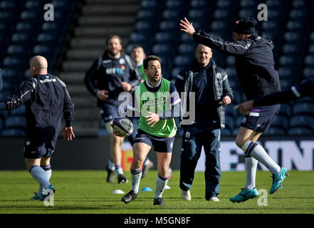 Scotland's Greig Laidlaw au cours de l'exécution du capitaine à Murrayfield, Edinburgh BT. Banque D'Images