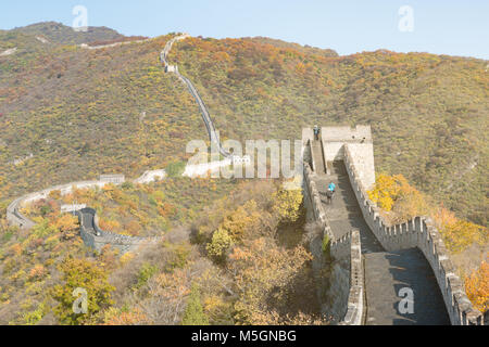 La grande muraille de Chine vue lointaine tours comprimé et segments de mur saison d'automne dans les montagnes près de Beijing chine ancienne militaire l'enrichissement Banque D'Images