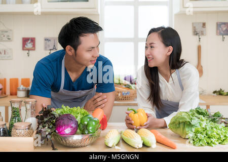 Young Asian couple preparing food ensemble au comptoir de cuisine. Heureux couple love concept. Banque D'Images