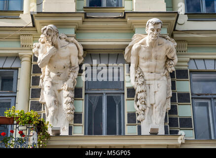 Les Atlantes au Musée de l'histoire et la culture des Juifs Bukovinian, maison national juif, 1908, la place du théâtre dans la région de Bucovine, Tchernivtsi, Ukraine Banque D'Images