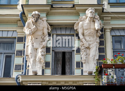 Les Atlantes au Musée de l'histoire et la culture des Juifs Bukovinian, maison national juif, 1908, la place du théâtre dans la région de Bucovine, Tchernivtsi, Ukraine Banque D'Images